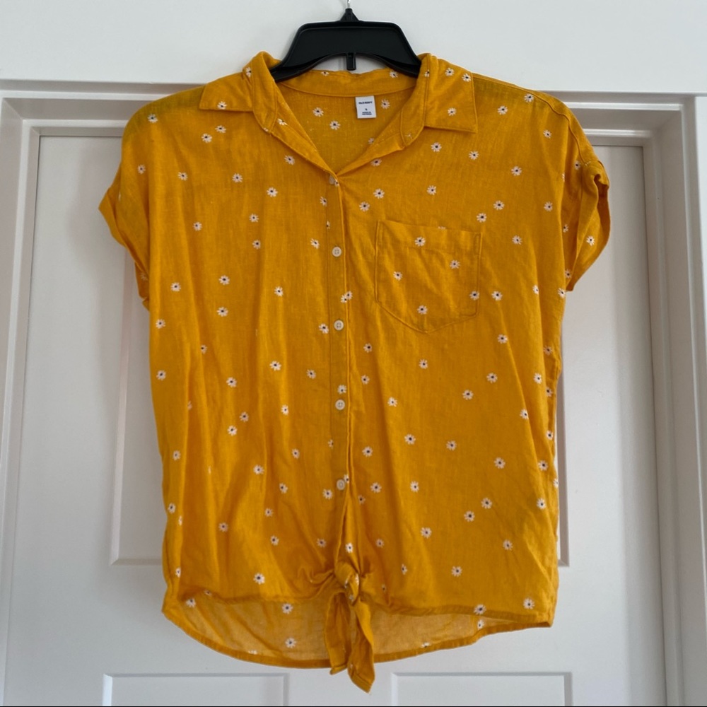 Old Navy Yellow Daisy tie-front tee